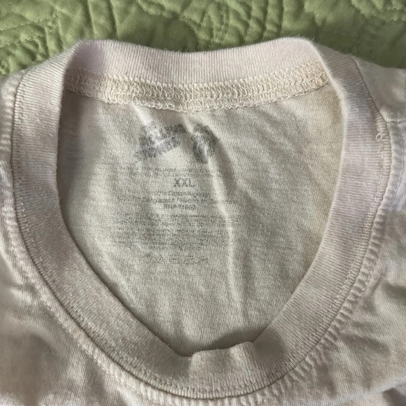 Rolling Stones cream colored t shirt with signature red tongue - Picture 6 of 9